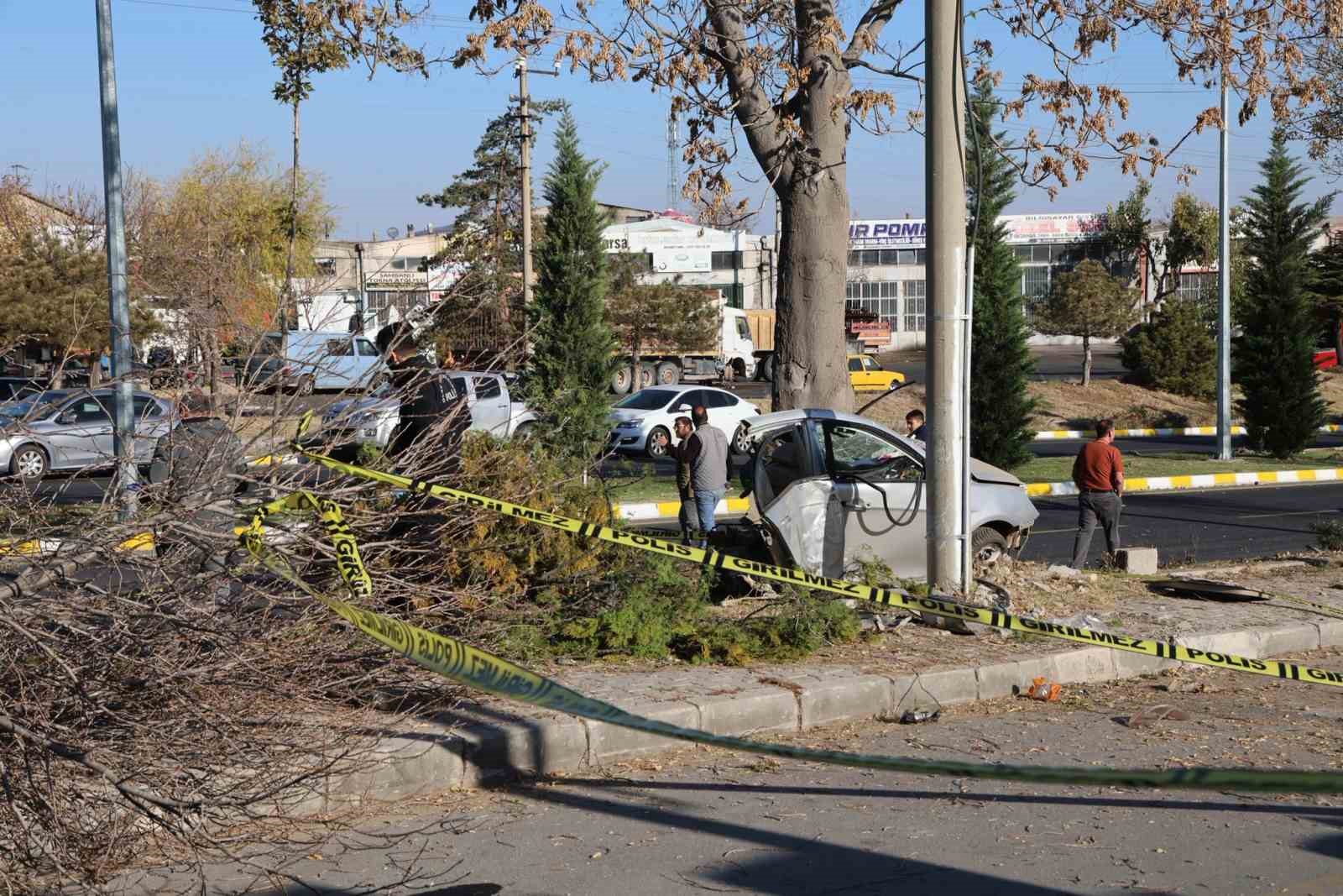 agaca carpan otomobil ikiye bolundu 2 olu 1 yarali 4 5pSOB1I7
