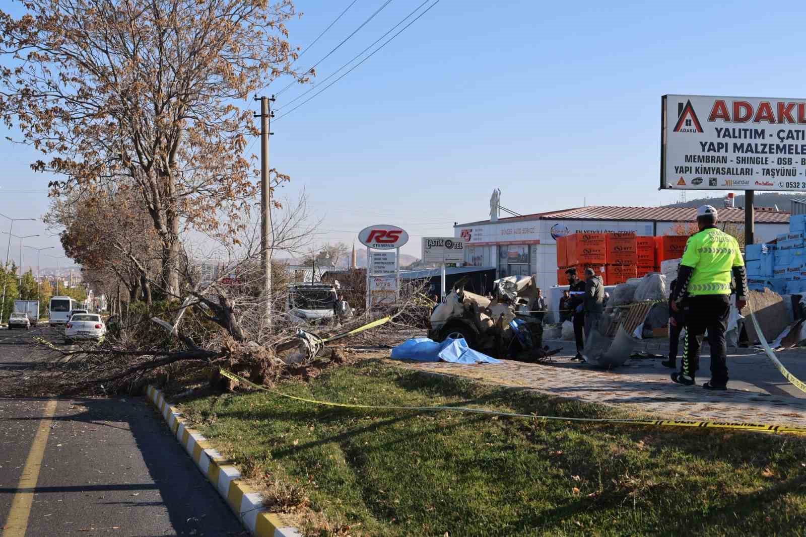 agaca carpan otomobil ikiye bolundu 2 olu 1 yarali 6 CmBHgmjE