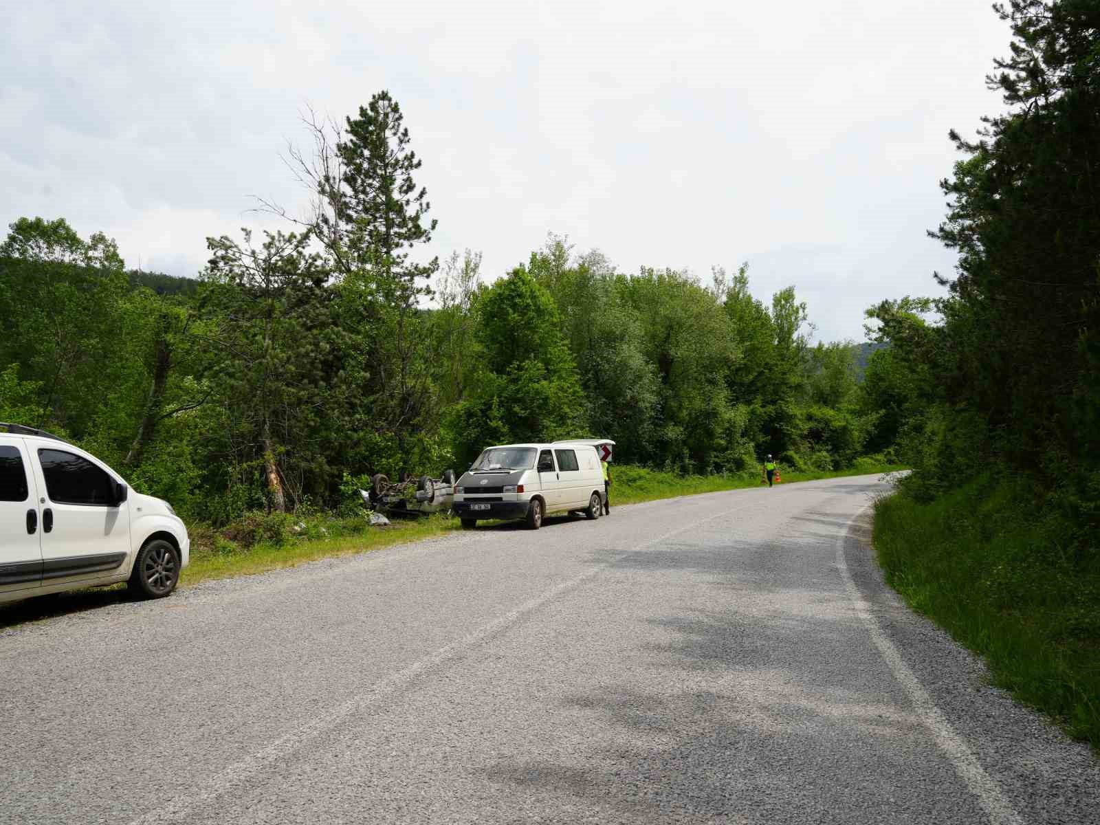 agaca carpan otomobil takla atti 3 yarali 6