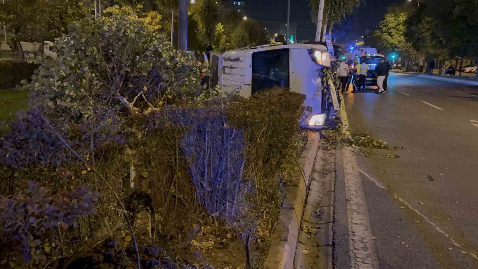 agaci devirip yan yatan aractan burunlari bile kanamadan ciktilar 1 IAkQaR2X