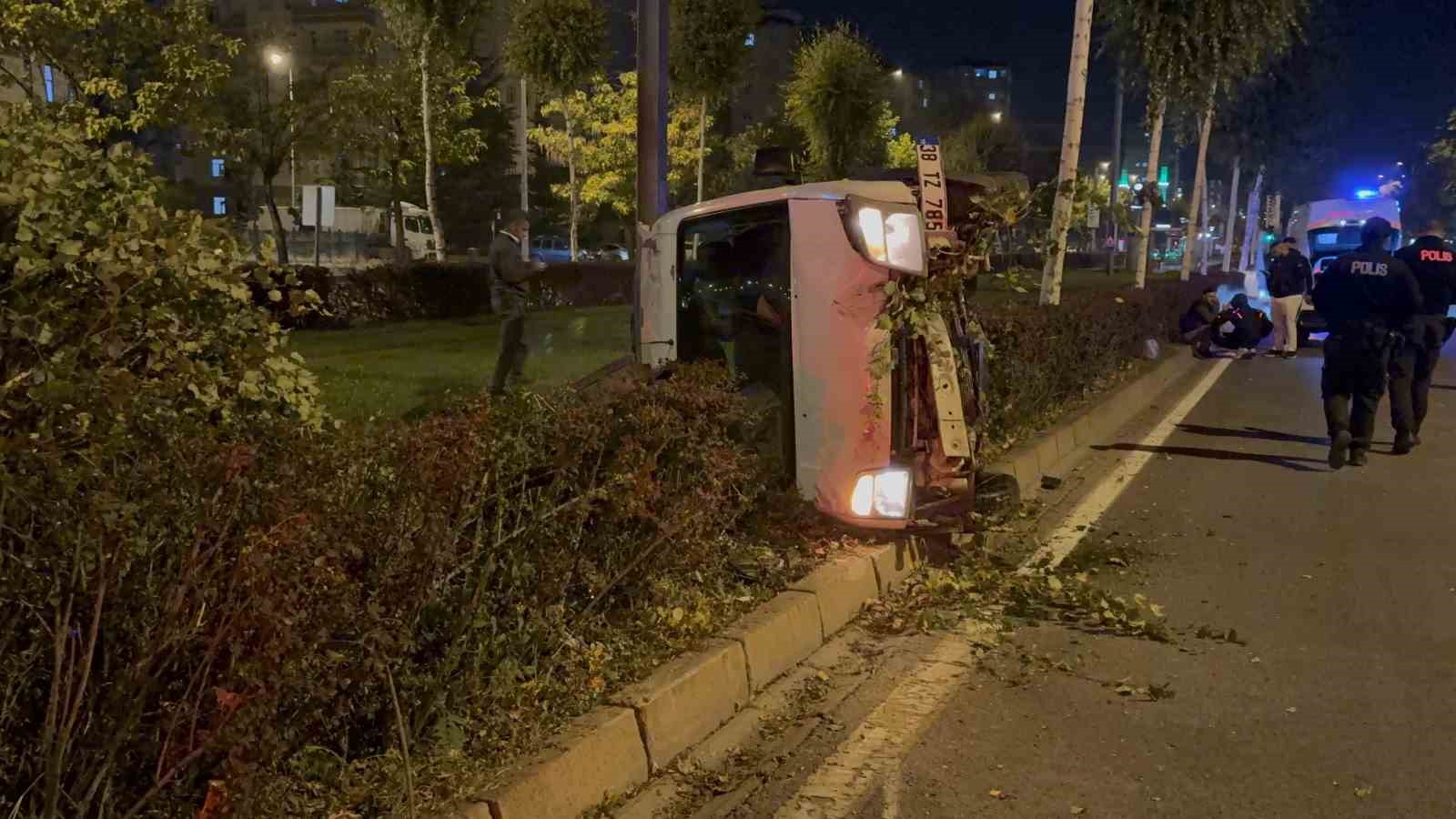 agaci devirip yan yatan aractan burunlari bile kanamadan ciktilar 2 TTt5hs6W