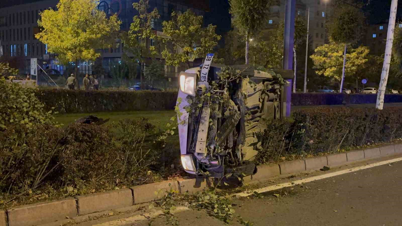 agaci devirip yan yatan aractan burunlari bile kanamadan ciktilar 3 nRgLE2tH
