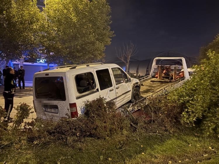 agaci devirip yan yatan aractan burunlari bile kanamadan ciktilar 4 9Tm2ijE5