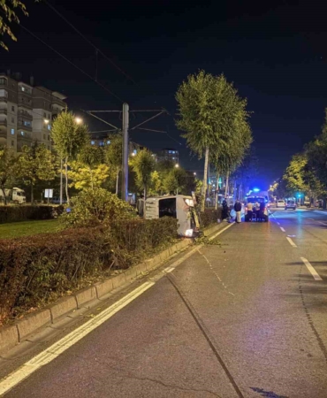 agaci-devirip-yan-yatan-aractan-burunlari-bile-kanamadan-ciktilar-5gJx8fPf.jpg