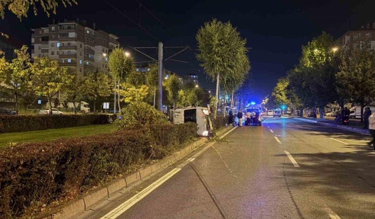agaci-devirip-yan-yatan-aractan-burunlari-bile-kanamadan-ciktilar-5gJx8fPf.jpg