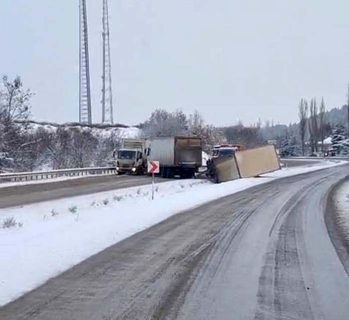 Ağaçlar devrildi yol kapandı, araçlar kayıp kaza yaptı 5 agaclar devrildi yol kapandi araclar kayip kaza yapti 1