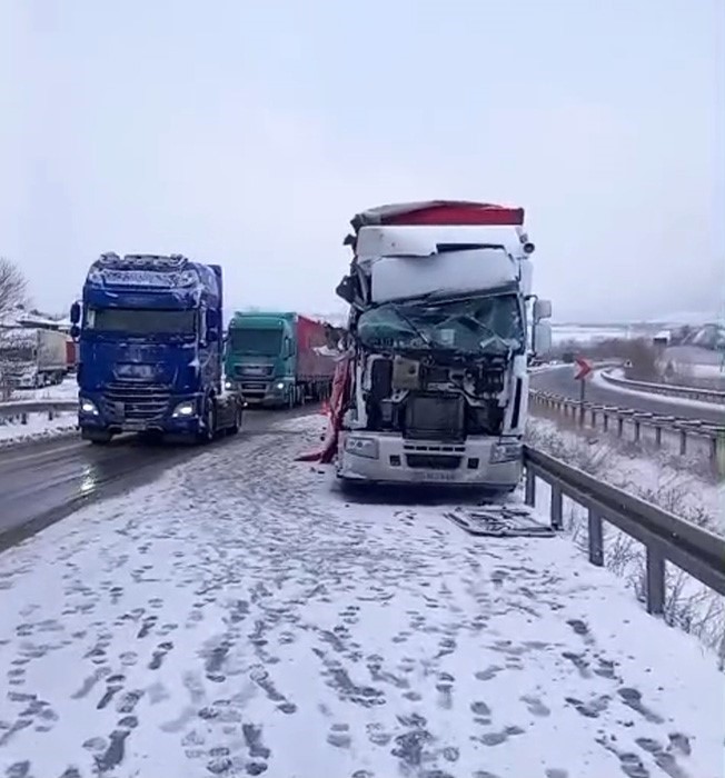 Ağaçlar devrildi yol kapandı, araçlar kayıp kaza yaptı 7 agaclar devrildi yol kapandi araclar kayip kaza yapti 3 ZS98hgt2