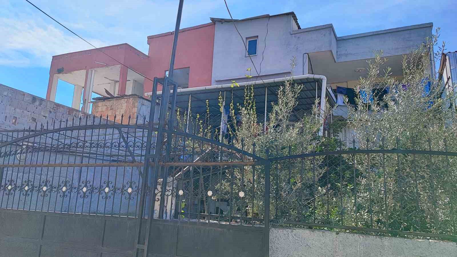 agir hasarli bina yikilmadi 10 kisilik aile olum korkusuyla yasiyor 1 n7kSrgqQ