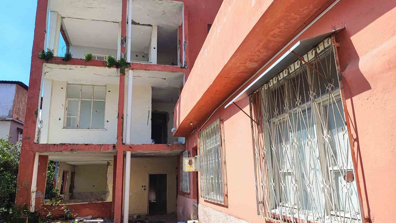 agir hasarli bina yikilmadi 10 kisilik aile olum korkusuyla yasiyor 2 qVwM47dH