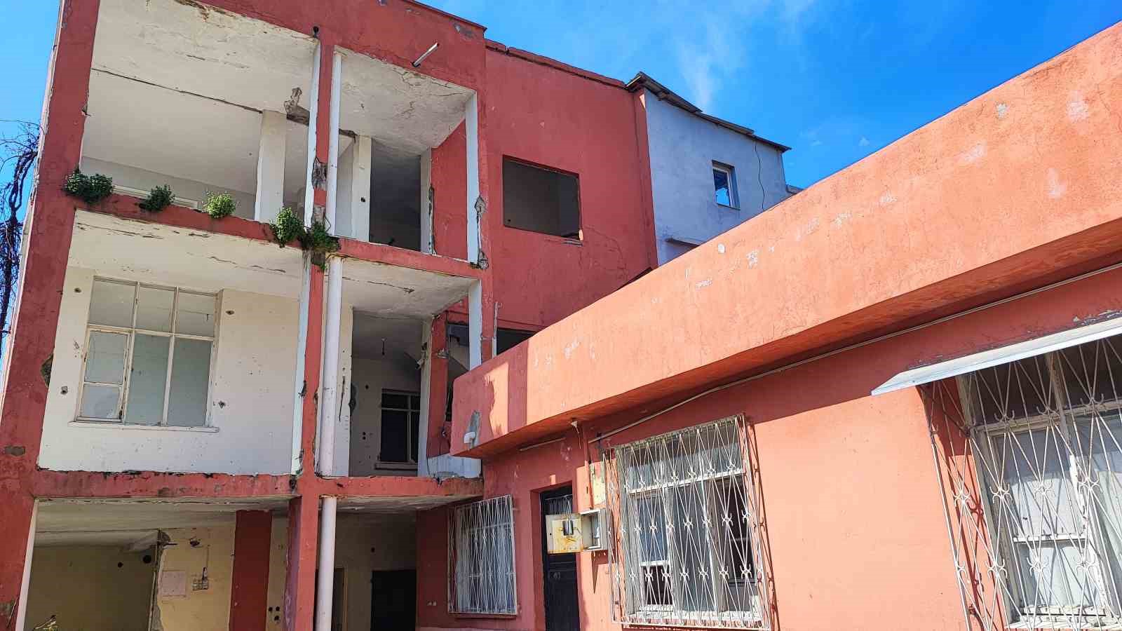 agir hasarli bina yikilmadi 10 kisilik aile olum korkusuyla yasiyor 3 1Ntr2DGL