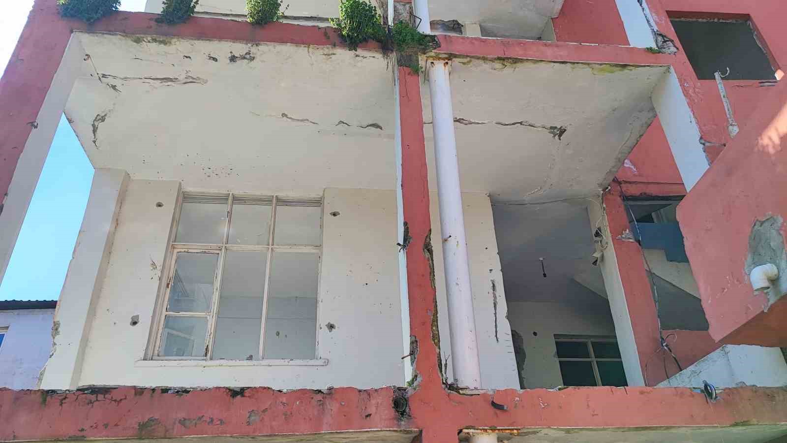 agir hasarli bina yikilmadi 10 kisilik aile olum korkusuyla yasiyor 4 Nwc4d1Yg