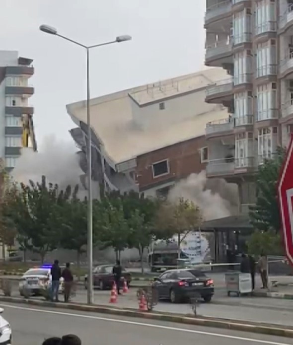 Ağır hasarlı bina yıkım sırasında korna sesiyle yerle bir oldu, facianın eşiğinden dönüldü 5 agir hasarli bina yikim sirasinda korna sesiyle yerle bir oldu facianin esiginden donuldu 1 ROm6ssgB