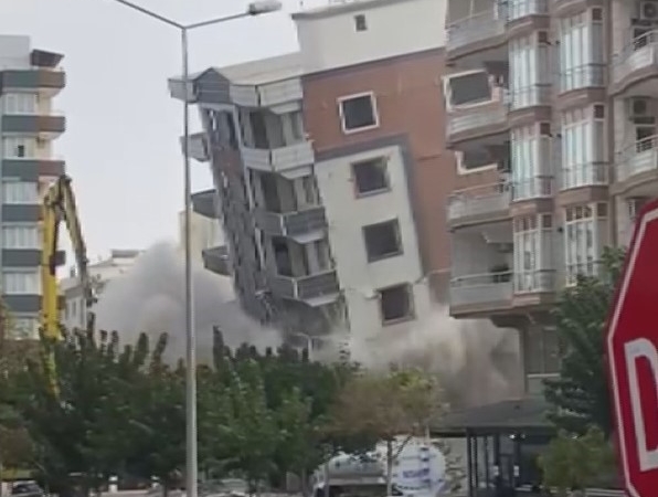 agir-hasarli-bina-yikim-sirasinda-korna-sesiyle-yerle-bir-oldu-facianin-esiginden-donuldu-uQB97BfQ.jpg