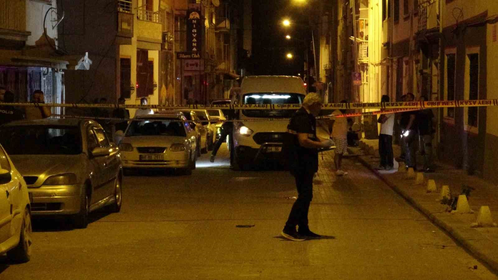 Ağır hasarlı binanın çatısından düşen kişi hayatını kaybetti 4 agir hasarli binanin catisindan dusen kisi hayatini kaybetti 0 rkXPHpmP