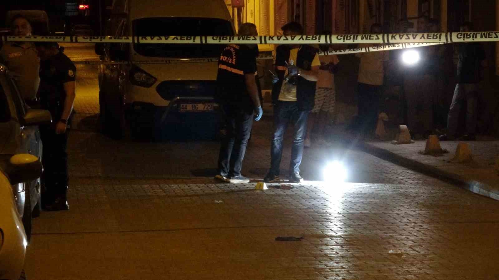 Ağır hasarlı binanın çatısından düşen kişi hayatını kaybetti 5 agir hasarli binanin catisindan dusen kisi hayatini kaybetti 1 FSvMStu4
