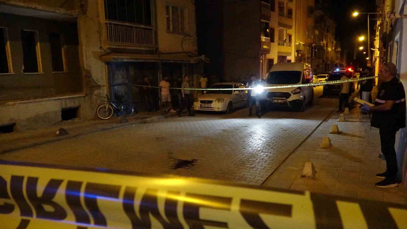 Ağır hasarlı binanın çatısından düşen kişi hayatını kaybetti 6 agir hasarli binanin catisindan dusen kisi hayatini kaybetti 2
