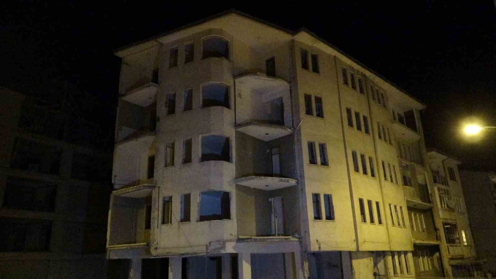 Ağır hasarlı binanın çatısından düşen kişi hayatını kaybetti 7 agir hasarli binanin catisindan dusen kisi hayatini kaybetti 3 bQl3nQAX