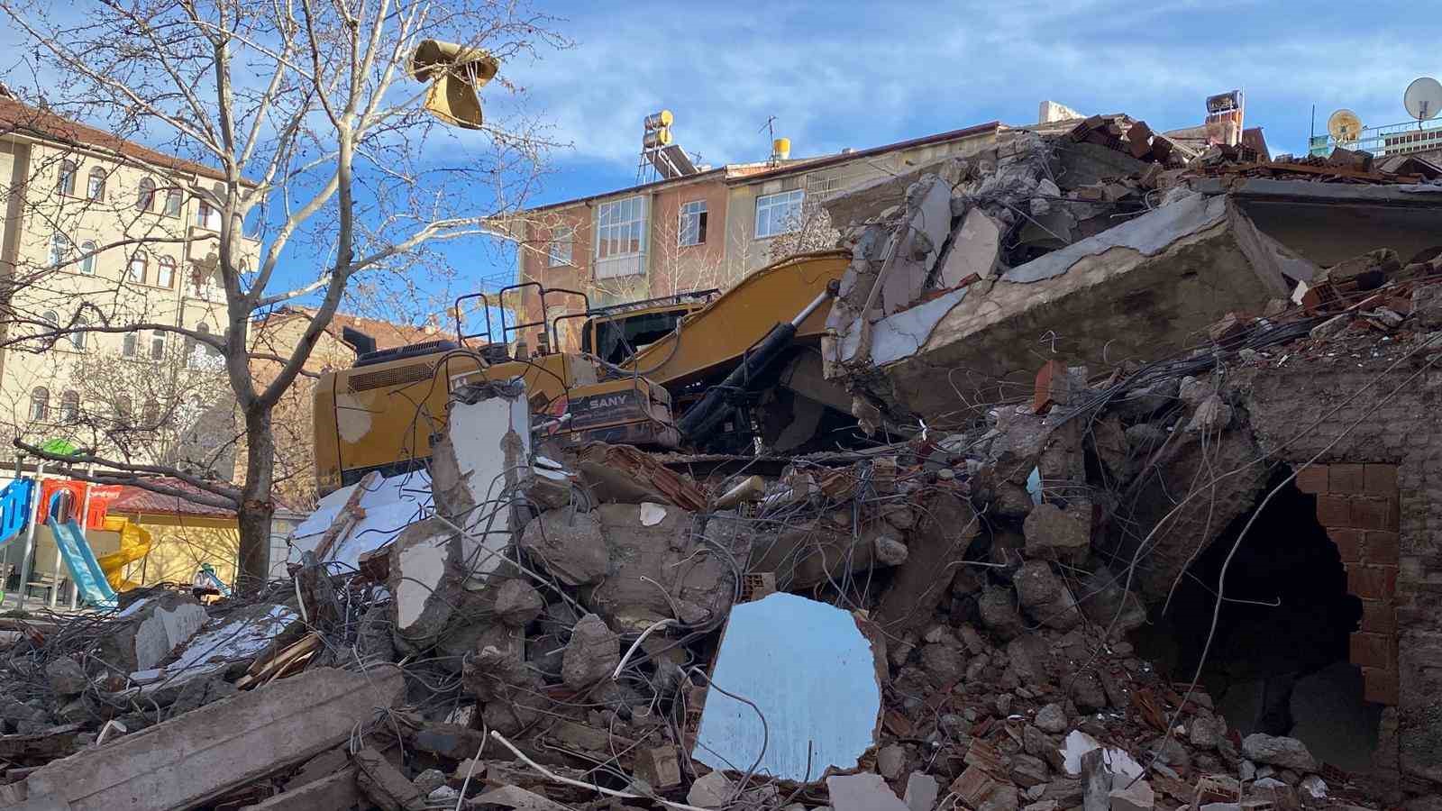 agir hasarli binanin enkazi is makinesinin ustune yikildi 2 1miavZDK