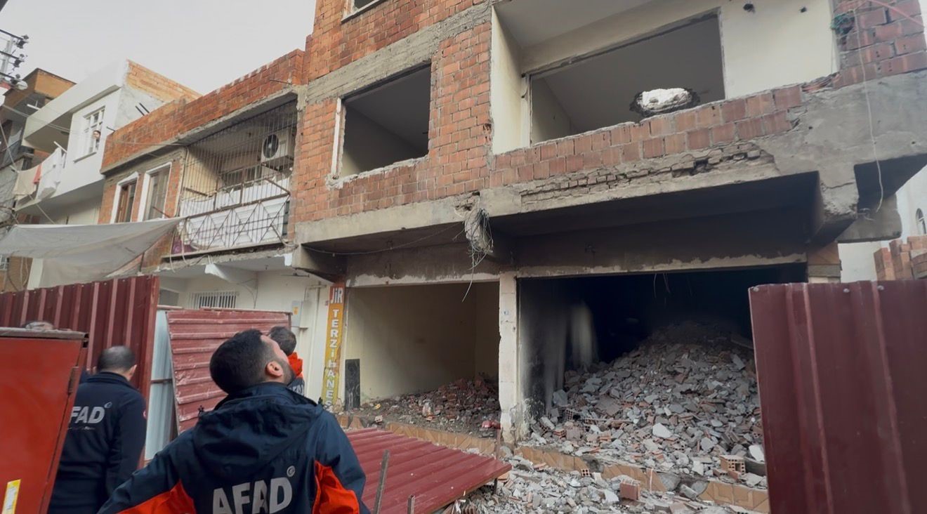 agir hasarli binayi yikarken molozlarin altinda kaldi 1 jeJ1LMtJ