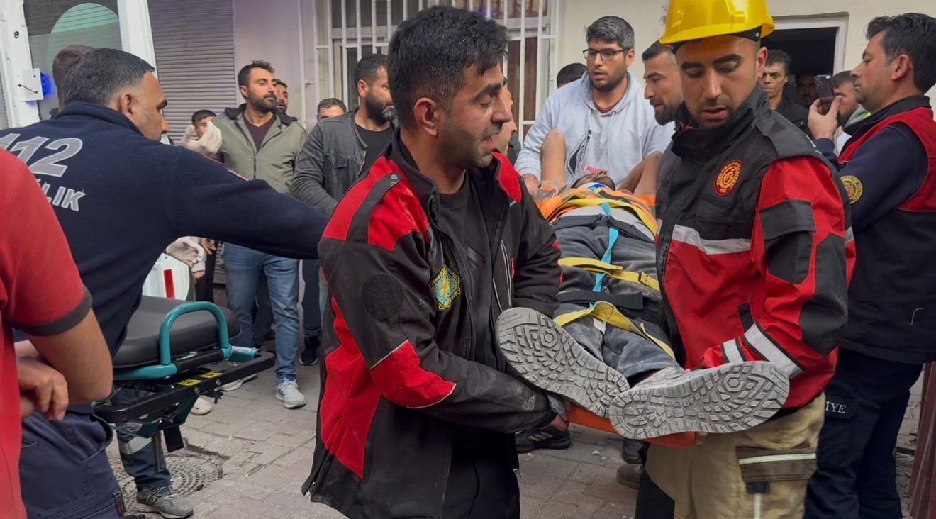 agir hasarli binayi yikarken molozlarin altinda kaldi 3 gBE2iJpv