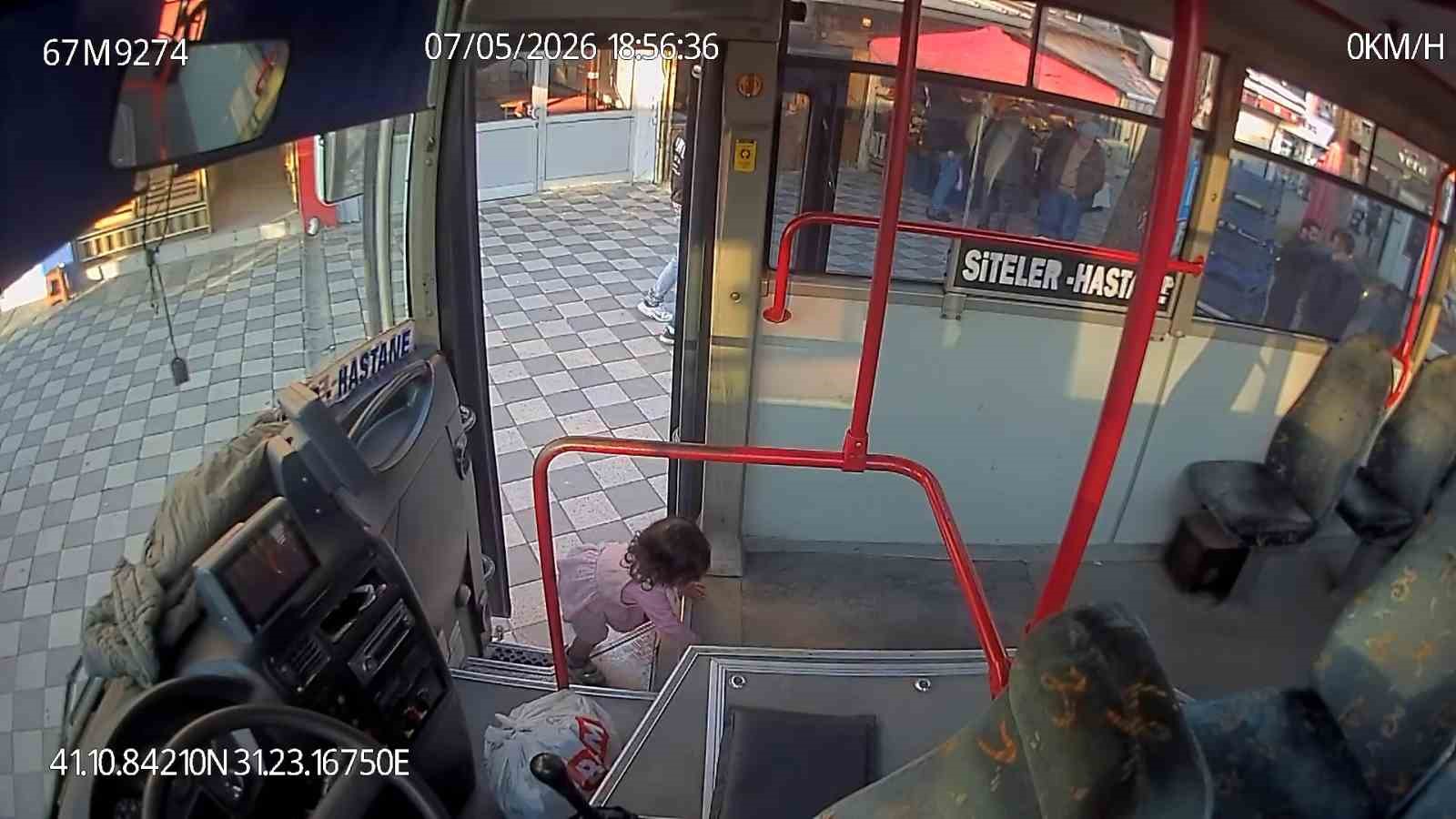 aglama sesi facianin onune gecti 2 yasindaki cocuk otobuste bulundu 2 brdzrOGS