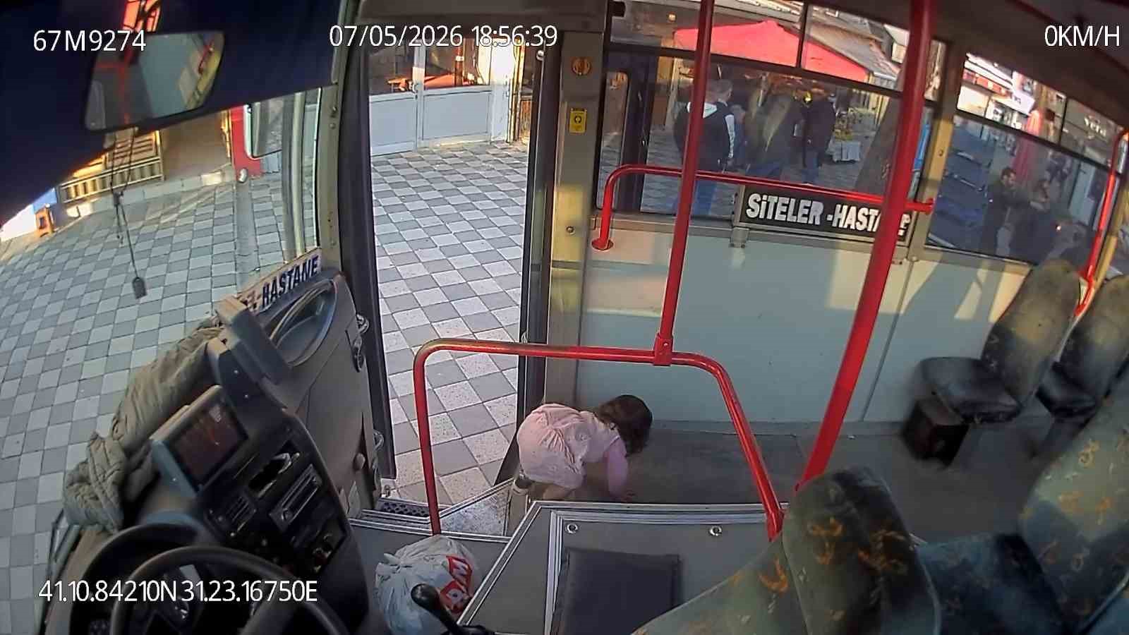 aglama sesi facianin onune gecti 2 yasindaki cocuk otobuste bulundu 3 VhaLhSAR