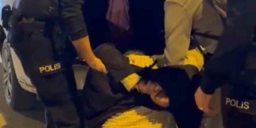 agresif-tavirlari-nedeniyle-kendisine-mudahale-etmek-isteyen-polislere-saldirdi-H1dcVzbD.jpg