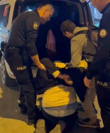 agresif-tavirlari-nedeniyle-kendisine-mudahale-etmek-isteyen-polislere-saldirdi-H1dcVzbD.jpg
