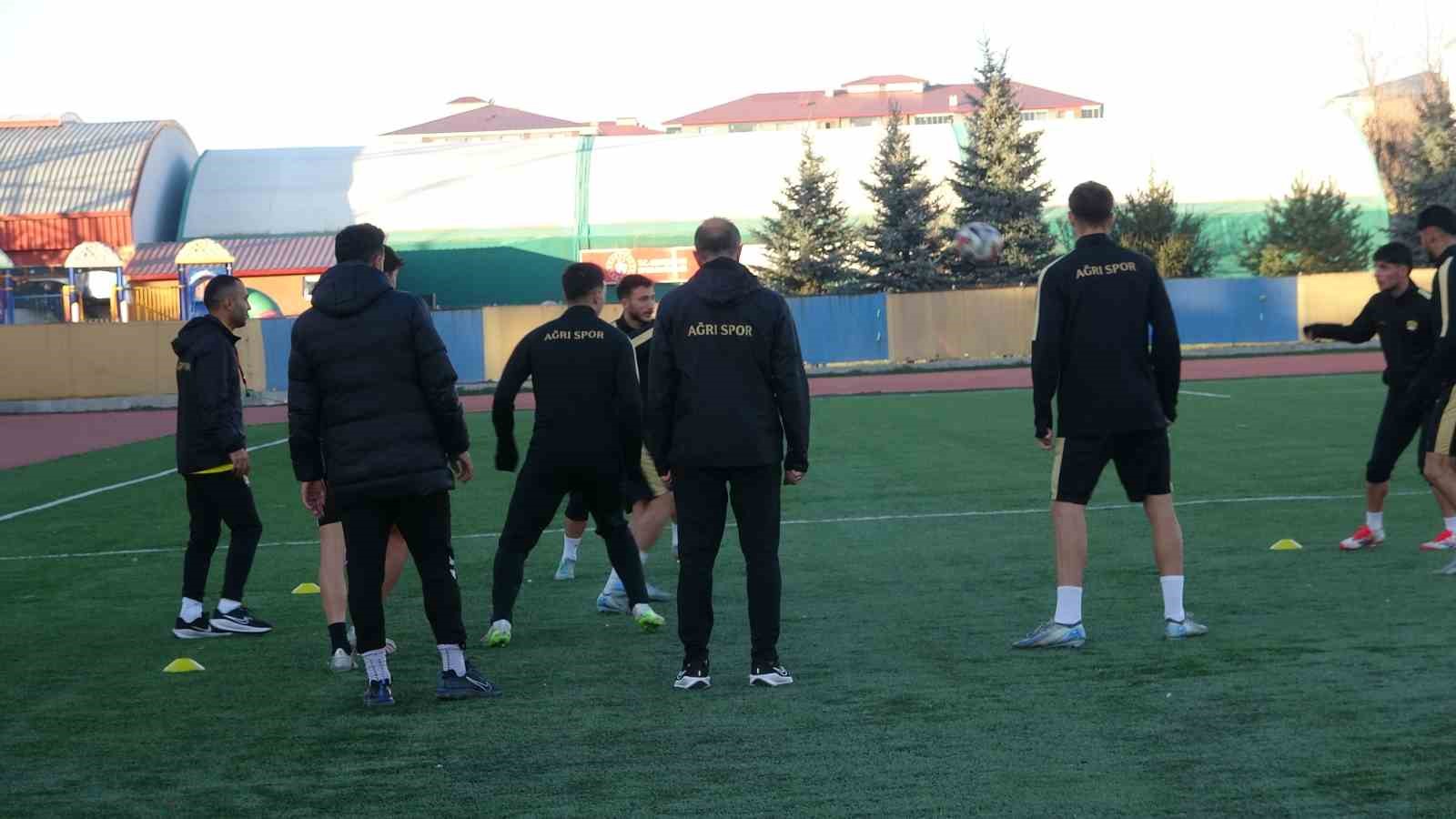 Ağrı 1970 Spor’da büyük kriz: 17 futbolcuya ceza, kadro 7 oyuncuya düştü 5 agri 1970 sporda buyuk kriz 17 futbolcuya ceza kadro 7 oyuncuya dustu 1 4NcgypLn