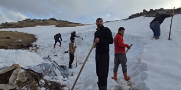 agri-dagi-eteklerinde-kar-depolama-mesaisi-7efhIrOn.jpg
