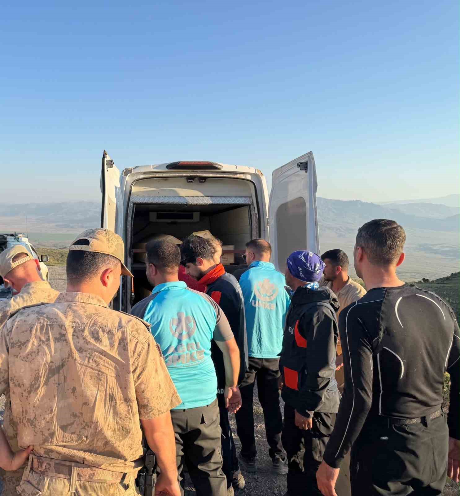 Ağrı Dağı’nda bulunan kadın dağcının cenazesi indirildi 6 agri daginda bulunan kadin dagcinin cenazesi indirildi 2 wS2BTQNS