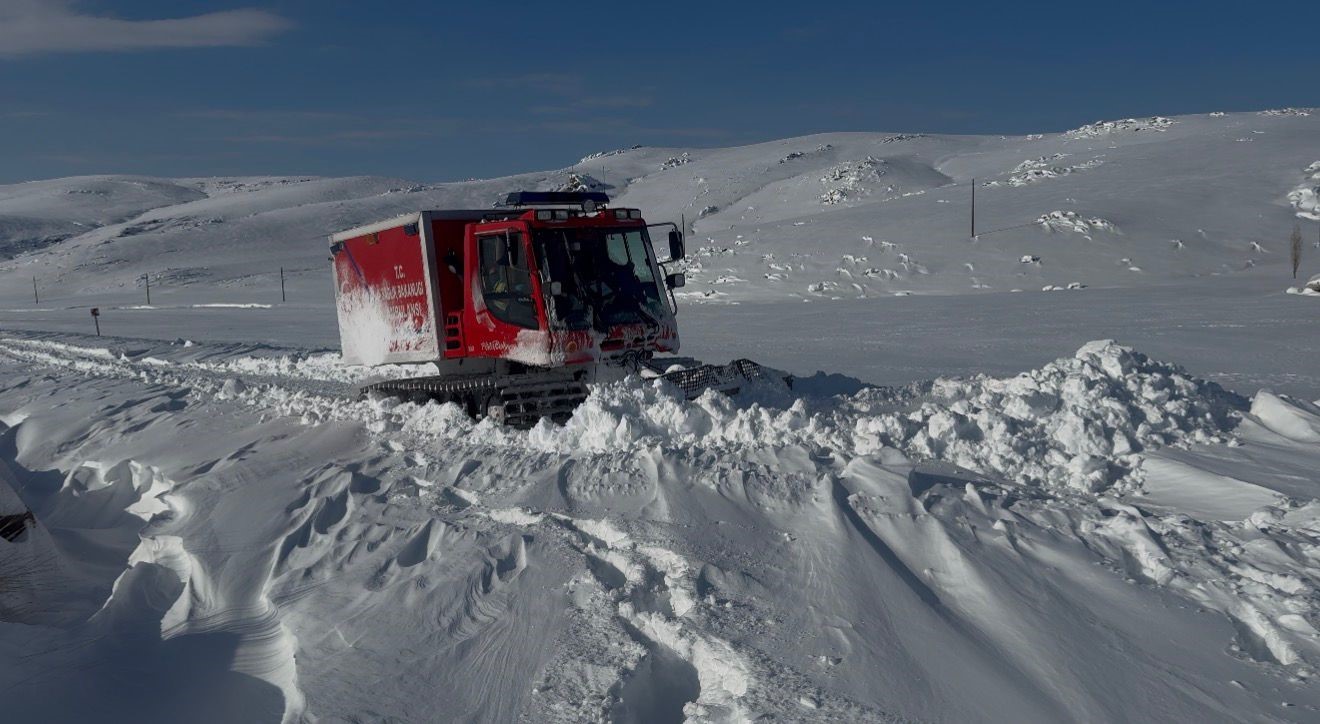Ağrı Patnos Uzunca köyü’nde zamanla yarış: 15 yaşındaki hasta paletli ambulansla hastaneye götürüldü 5 agri patnos uzunca koyunde zamanla yaris 15 yasindaki hasta paletli ambulansla hastaneye goturuldu 1 a2Cfch2W