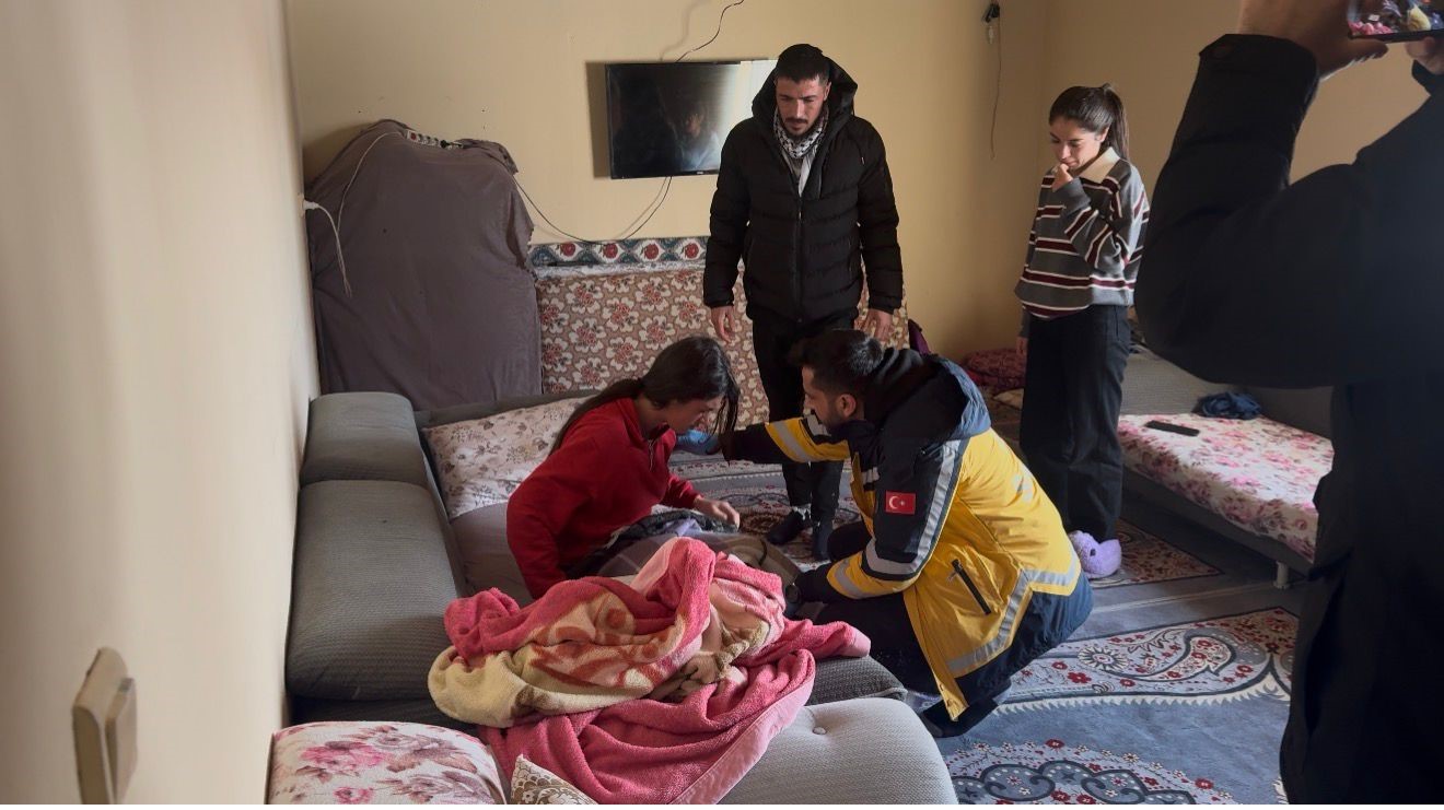 Ağrı Patnos Uzunca köyü’nde zamanla yarış: 15 yaşındaki hasta paletli ambulansla hastaneye götürüldü 6 agri patnos uzunca koyunde zamanla yaris 15 yasindaki hasta paletli ambulansla hastaneye goturuldu 2 GZJtFKgG