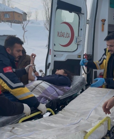 agri-patnos-uzunca-koyunde-zamanla-yaris-15-yasindaki-hasta-paletli-ambulansla-hastaneye-goturuldu-JXqSDuQ2.jpg