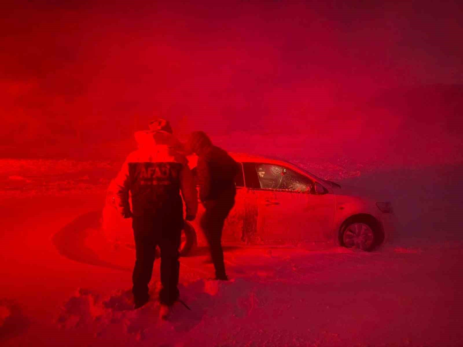 agrida afad ekipleri mahsur kalan vatandaslara ulasti 0 WMM2sg7K