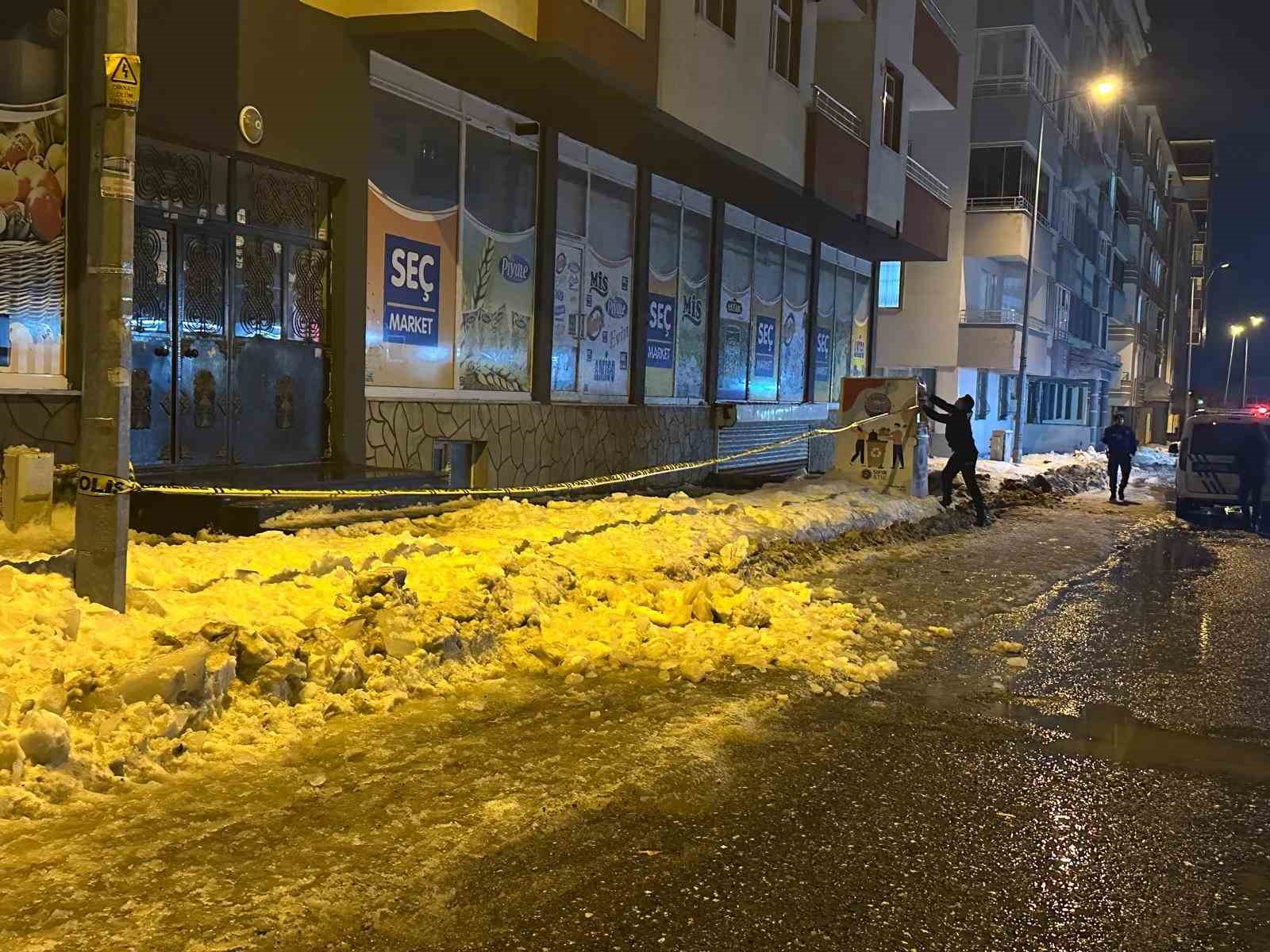 agrida catidan dusen kar ve buz kutlesi araca zarar verdi 1 m43Sll3O