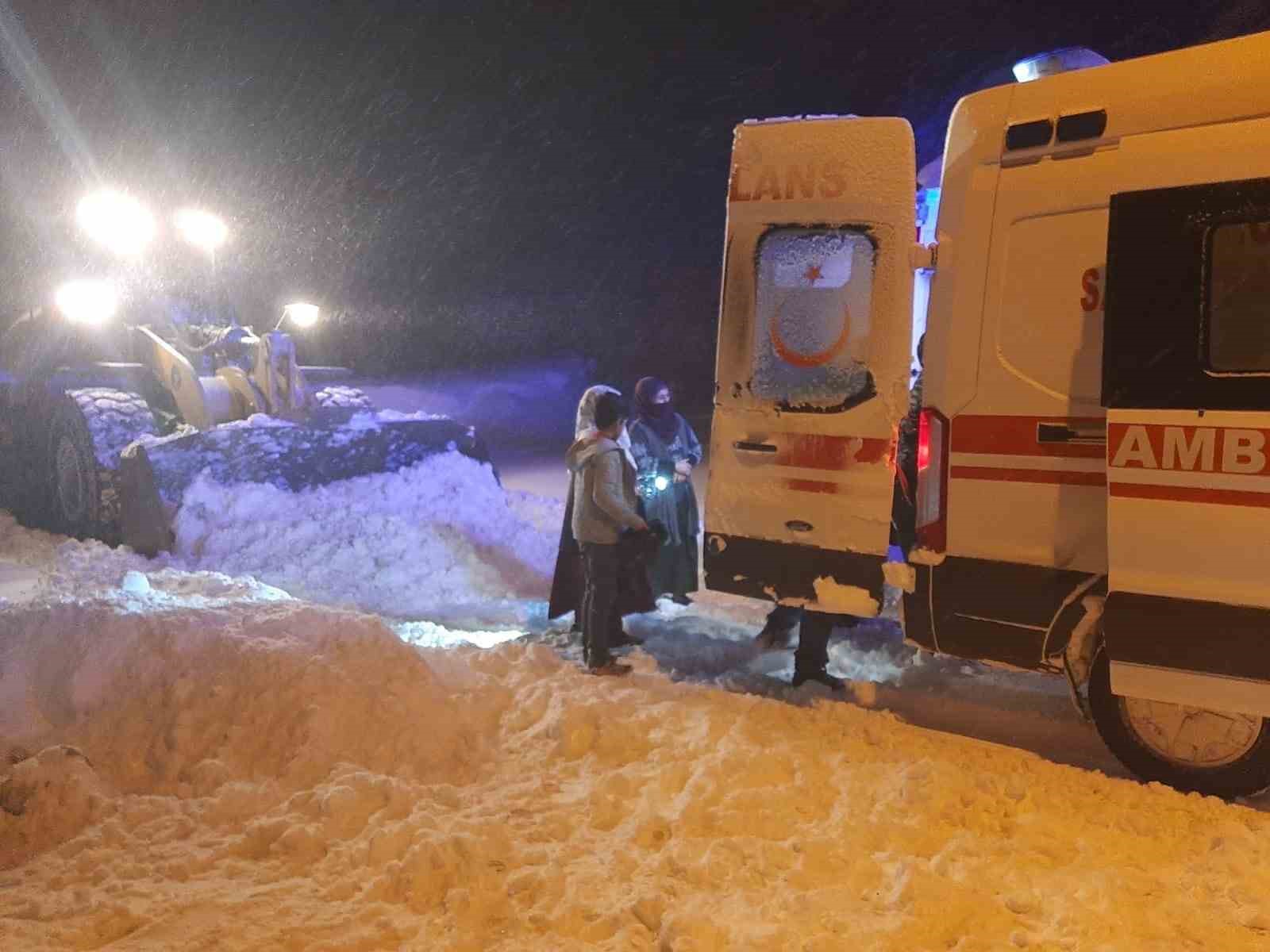 agrida kar nedeniyle yolu kapanan koyde mahsur kalan 71 yasindaki hasta icin ekipler seferber tKgF15RS