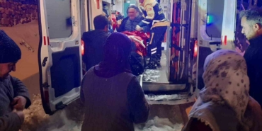 agrida-kar-nedeniyle-yolu-kapanan-koyde-mahsur-kalan-71-yasindaki-hasta-icin-ekipler-seferber-yD7cQLGj.jpg