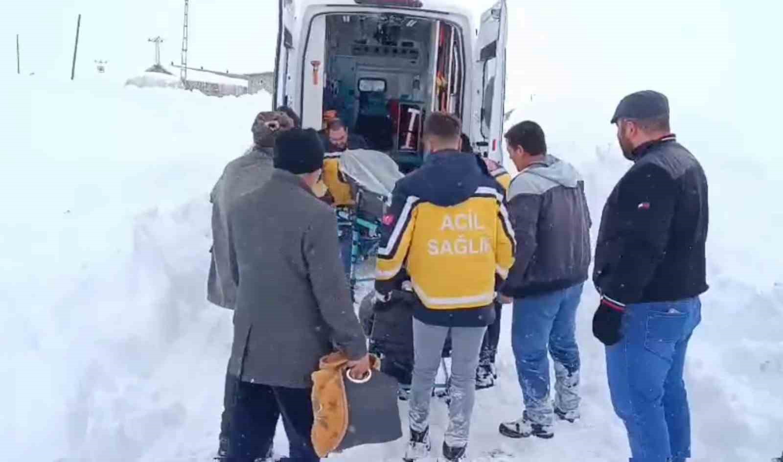 agrida karla kapanan koyde 4 saatlik mucadele hastaya hayat yolu acti 5 yyhtPFty