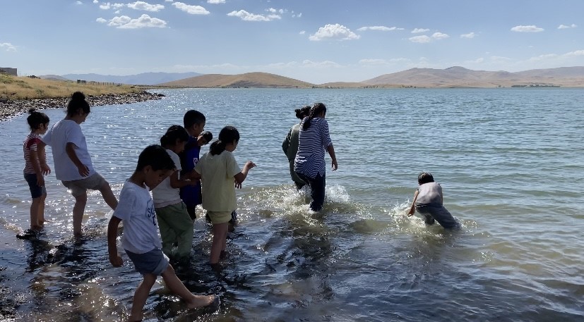 Ağrı’da kavurucu sıcakta tehlikeli serinlik: Çocuklar Patnos Barajı’na akın etti 4 agrida kavurucu sicakta tehlikeli serinlik cocuklar patnos barajina akin etti 0