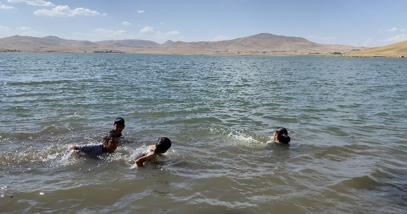 Ağrı’da kavurucu sıcakta tehlikeli serinlik: Çocuklar Patnos Barajı’na akın etti 5 agrida kavurucu sicakta tehlikeli serinlik cocuklar patnos barajina akin etti 1 mYQZtqJN