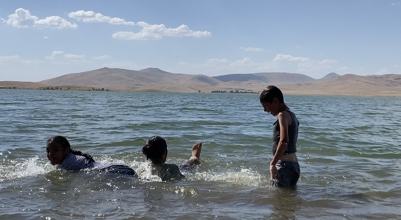 Ağrı’da kavurucu sıcakta tehlikeli serinlik: Çocuklar Patnos Barajı’na akın etti 6 agrida kavurucu sicakta tehlikeli serinlik cocuklar patnos barajina akin etti 2 Zh137Ef3