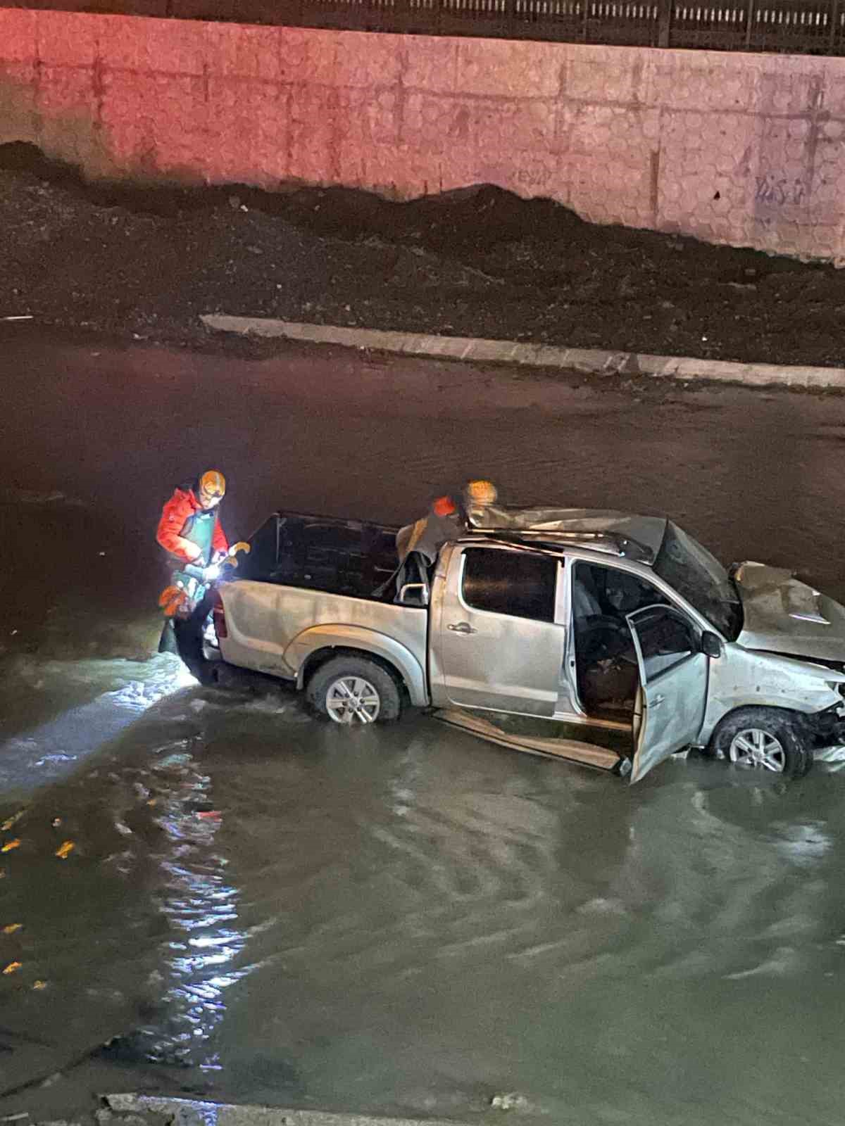 Ağrı’da Murat Nehri’ne uçan pikaptaki 5 kişi yaralı kurtarıldı 4 agrida murat nehrine ucan pikaptaki 5 kisi yarali kurtarildi 0 AHVWHQlF
