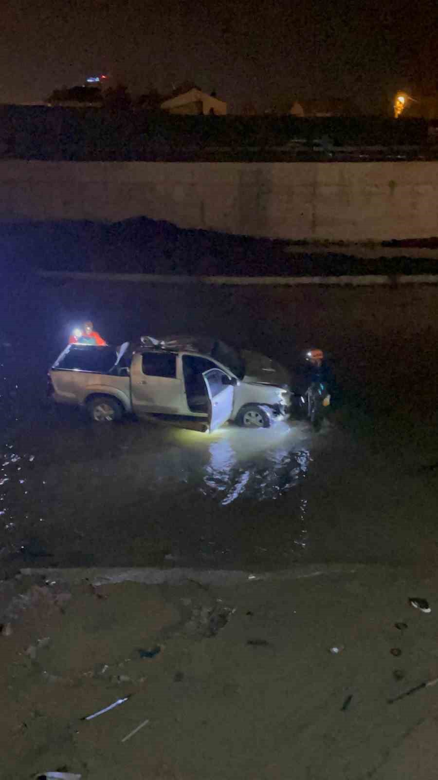 Ağrı’da Murat Nehri’ne uçan pikaptaki 5 kişi yaralı kurtarıldı 5 agrida murat nehrine ucan pikaptaki 5 kisi yarali kurtarildi 1