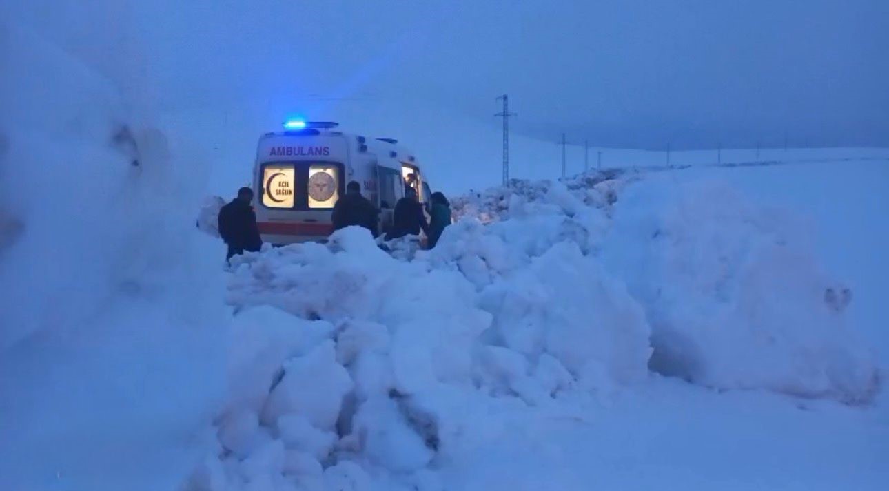 agrida nisan kari yolu kapatti hasta kurtarmaya giden ambulansa ekipler yetisti 0 6vmH5Iv5