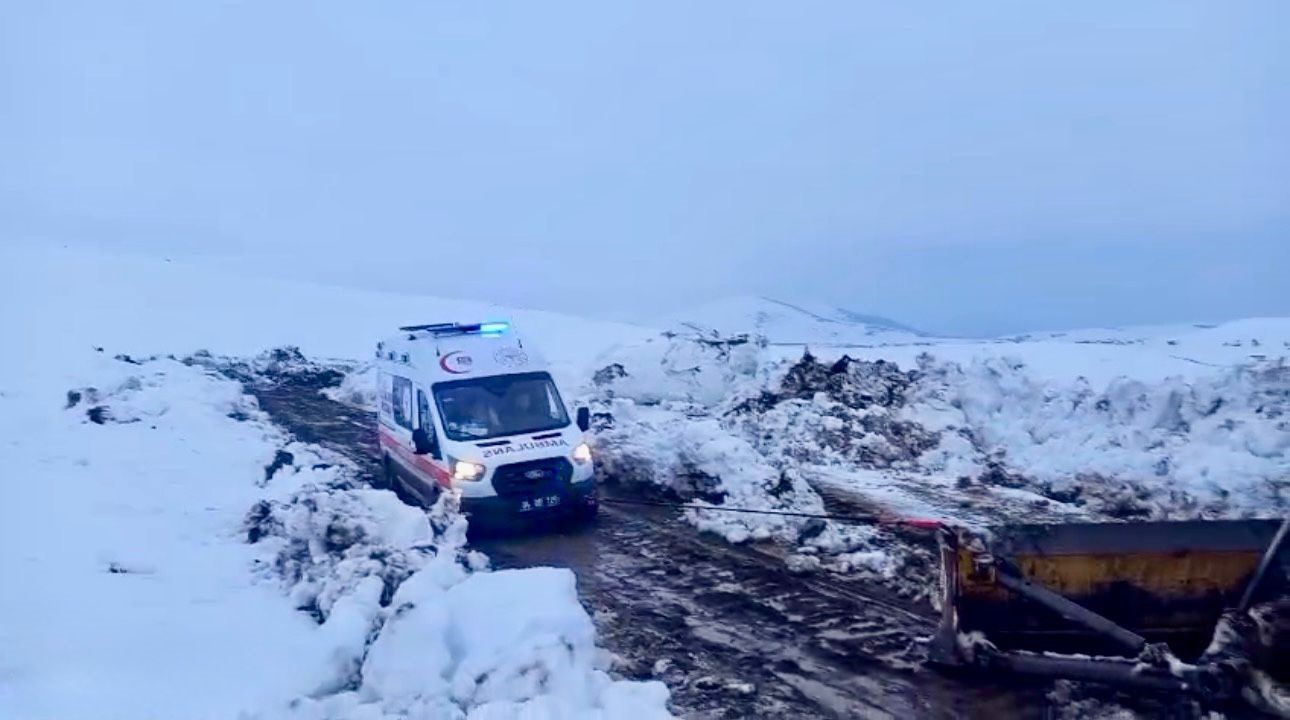 agrida nisan kari yolu kapatti hasta kurtarmaya giden ambulansa ekipler yetisti 1