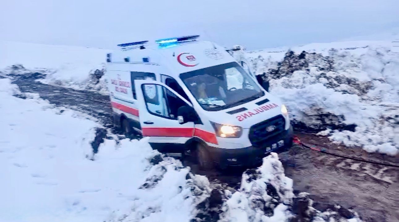 agrida nisan kari yolu kapatti hasta kurtarmaya giden ambulansa ekipler yetisti 2 gbXFdc88