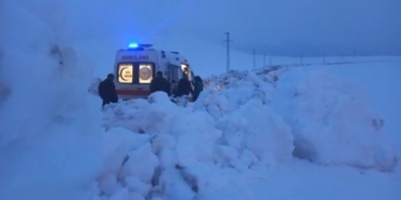 agrida-nisan-kari-yolu-kapatti-hasta-kurtarmaya-giden-ambulansa-ekipler-yetisti-XHIQB24Z.jpg