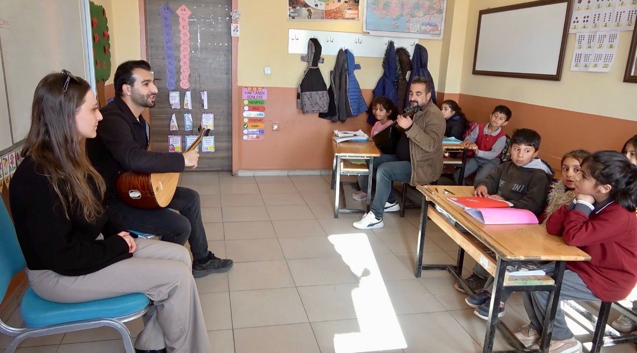 Ağrı’da öğretmenler kırsal bölgelerde öğrencileri müzikle buluşturuyor 5 agrida ogretmenler kirsal bolgelerde ogrencileri muzikle bulusturuyor 1 AMePOg2r
