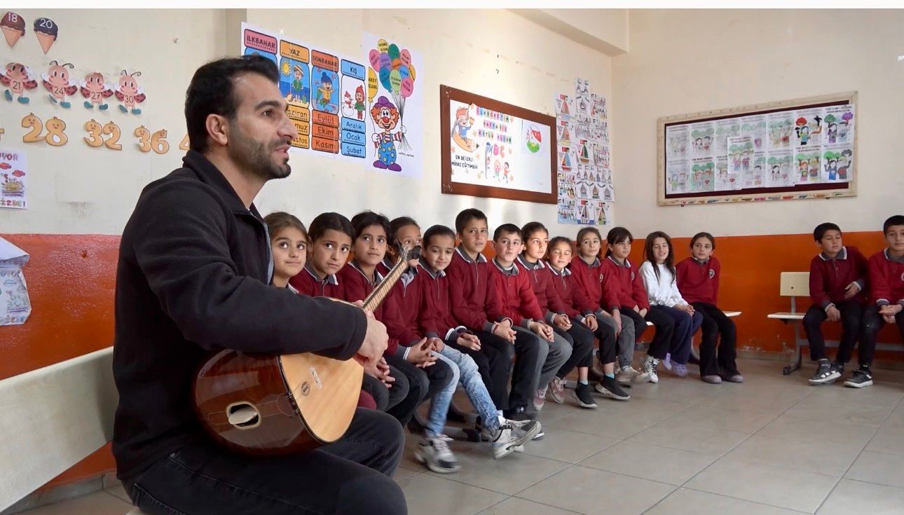 Ağrı’da öğretmenler kırsal bölgelerde öğrencileri müzikle buluşturuyor 6 agrida ogretmenler kirsal bolgelerde ogrencileri muzikle bulusturuyor 2 h5tIwBq2